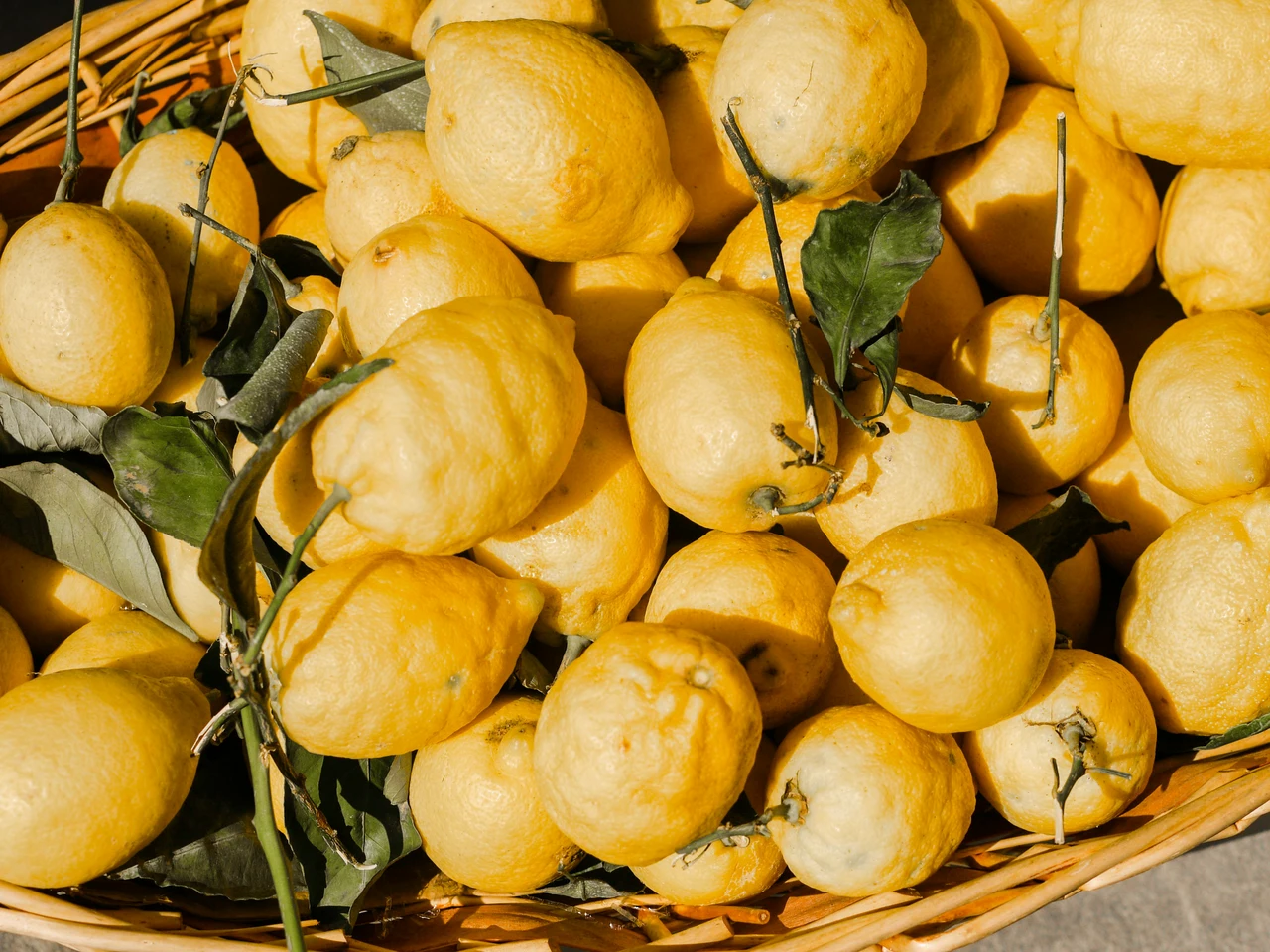 Bere succo di limone ogni giorno fa bene? Ecco la verità Immagine selezionata