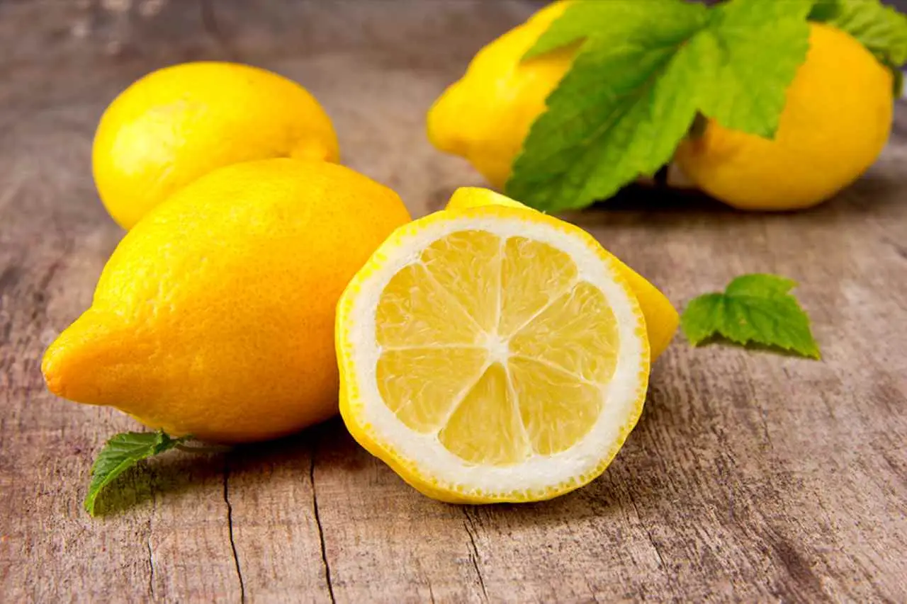 Bere succo di limone ogni giorno fa bene? Ecco la verità Immagine selezionata