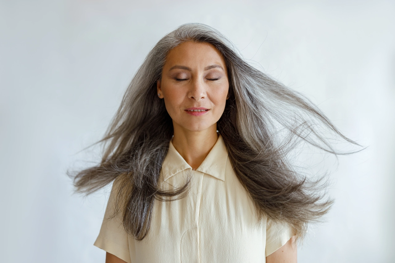 Addio capelli grigi: arriva la tinta fai-da-te che copre le imperfezioni e ravviva il colore Immagine selezionata