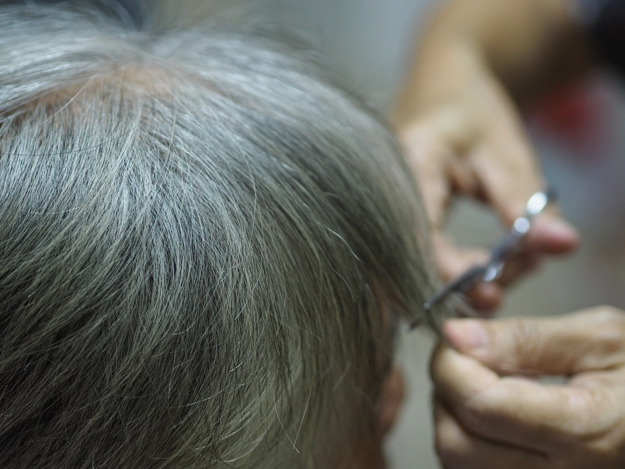 Addio capelli grigi: arriva la tinta fai-da-te che copre le imperfezioni e ravviva il colore Immagine selezionata