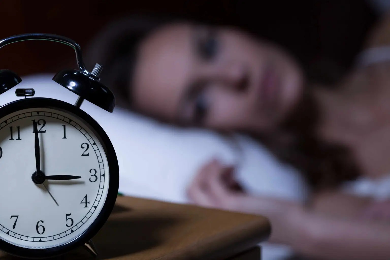 Attenzione! 14 oggetti che rovinano il tuo sonno: ce li hai anche tu in camera?