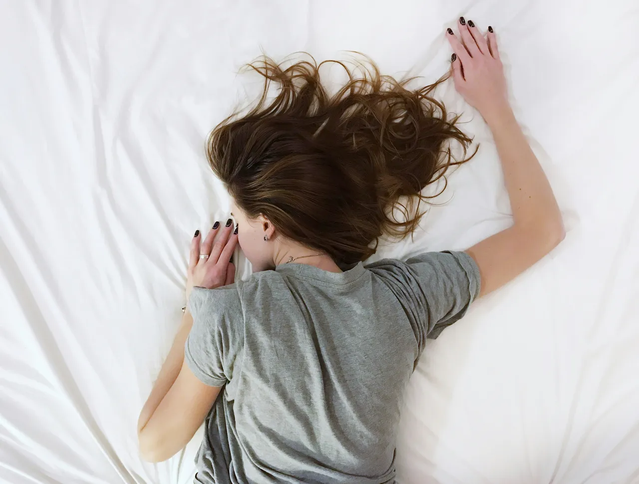 Attenzione! 14 oggetti che rovinano il tuo sonno: ce li hai anche tu in camera? Immagine selezionata