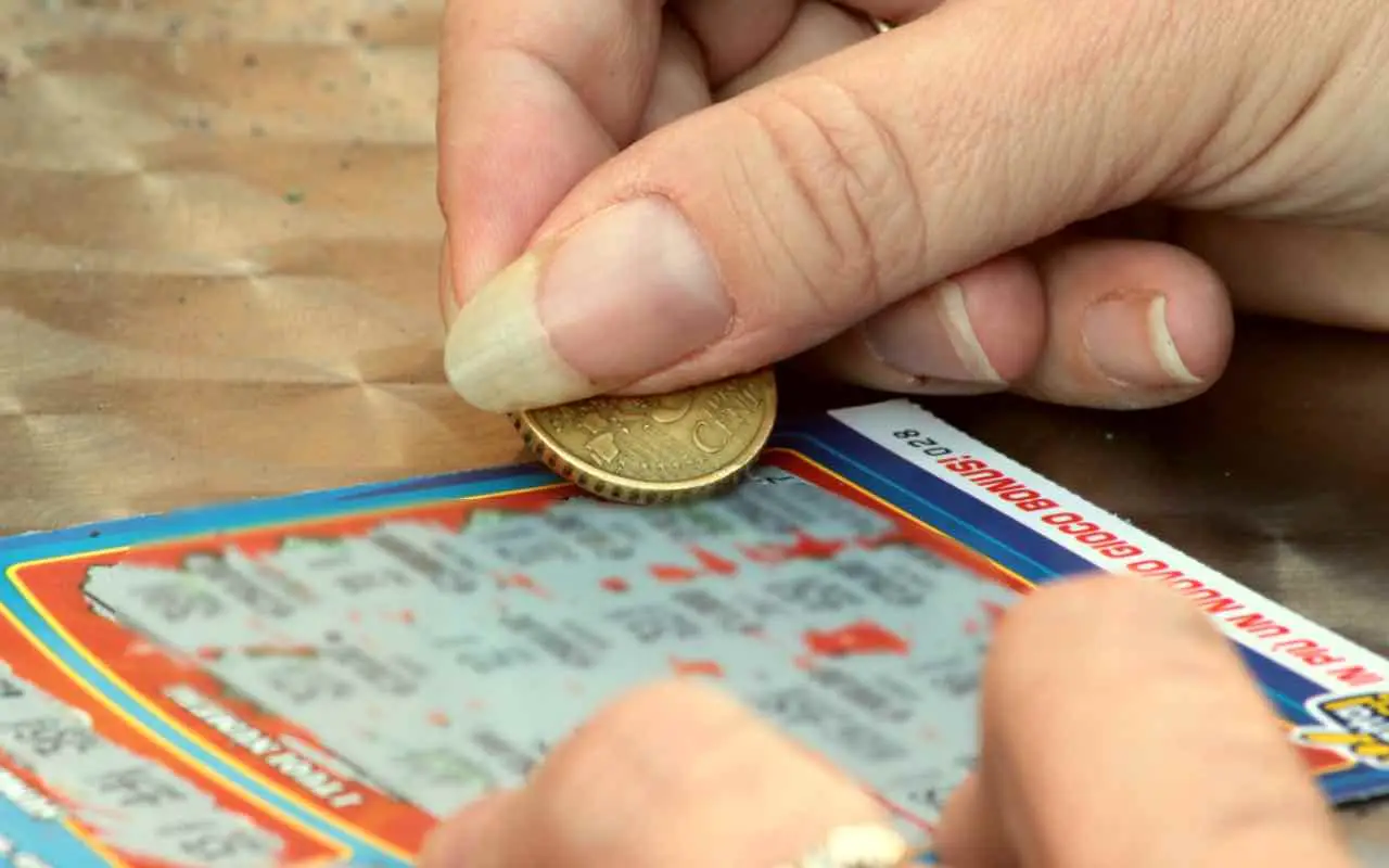 Senza fissa dimora vince un milione e rivoluziona la sua esistenza Immagine selezionata