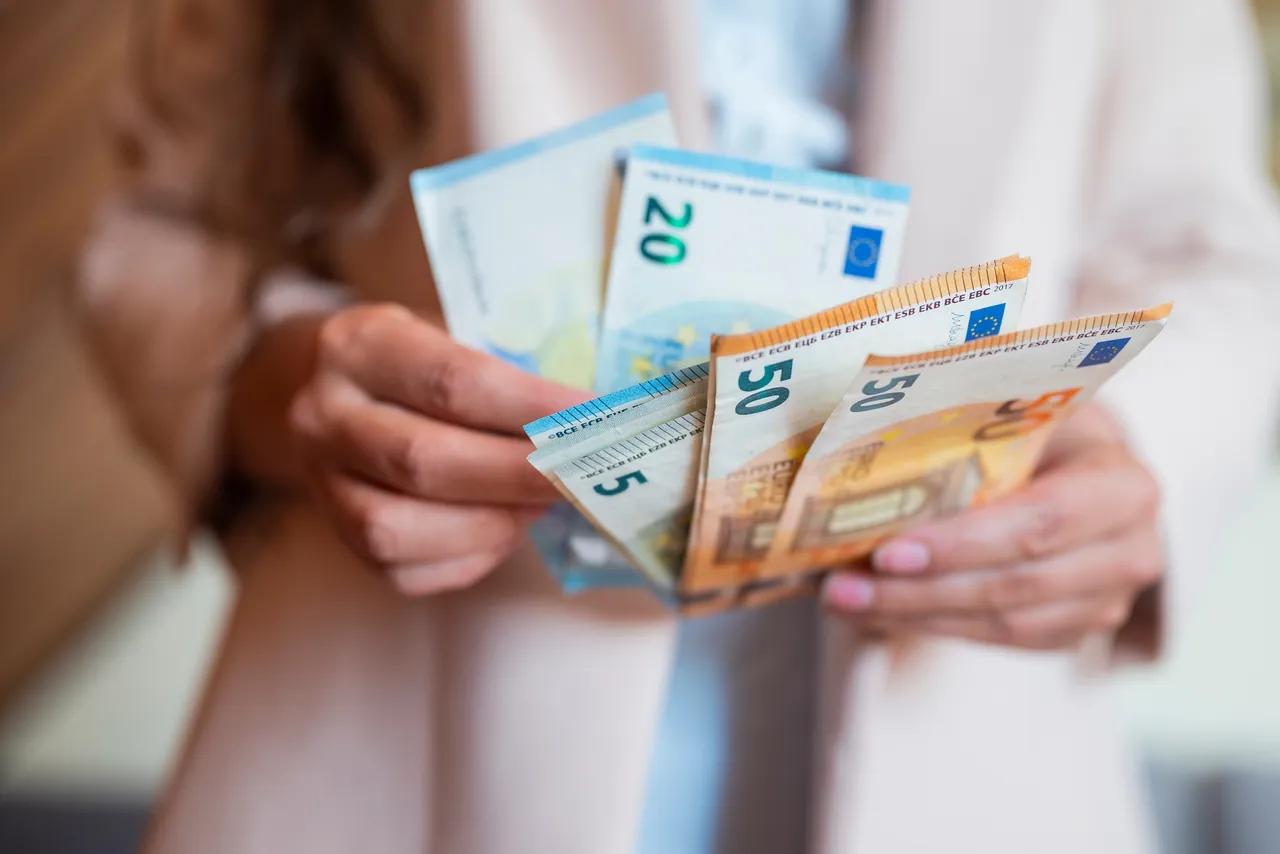 Ecco come ottenere subito il bonus da 500 euro per casalinghe: la guida essenziale Immagine selezionata