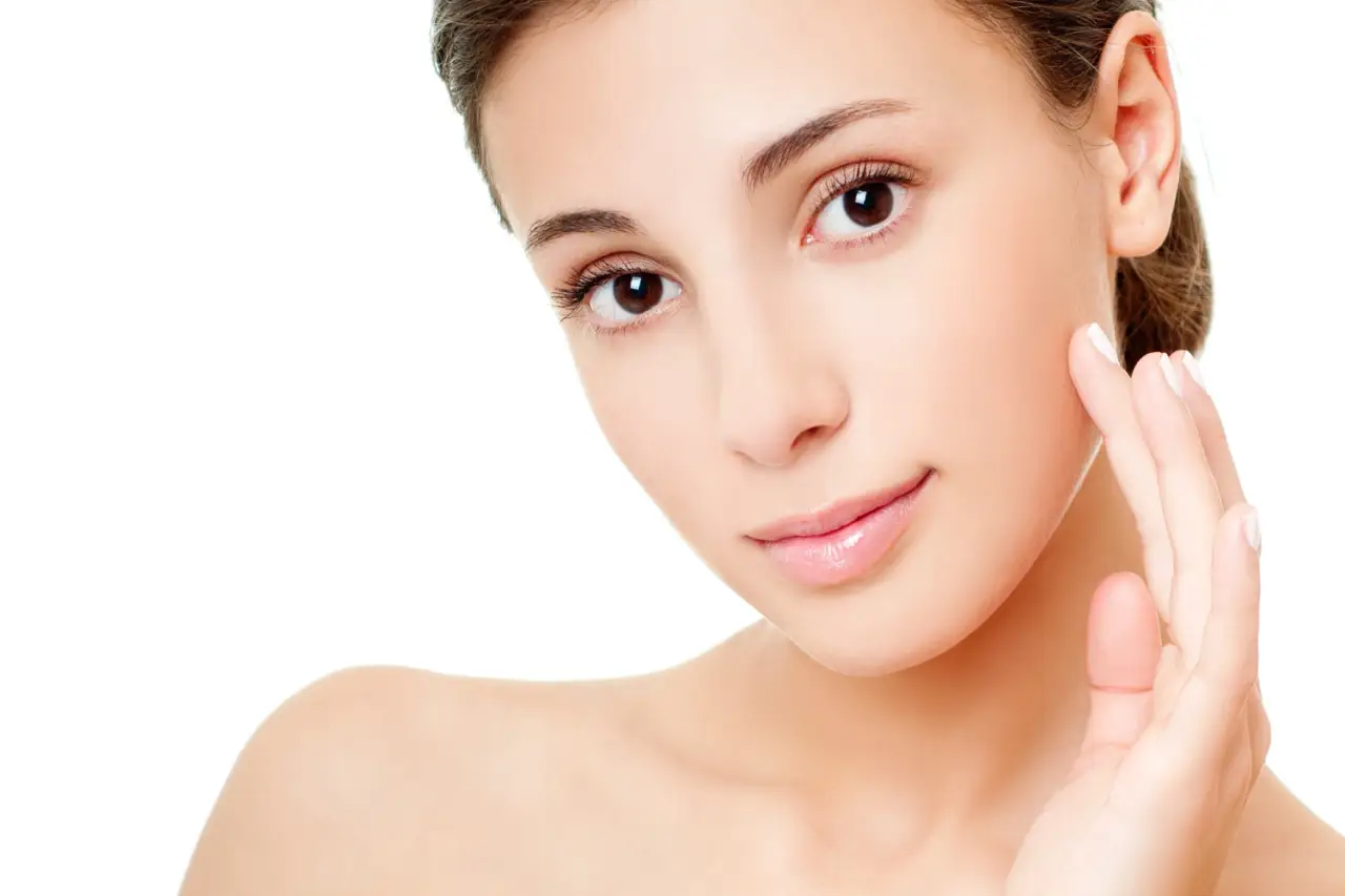 Vuoi una pelle giovane? Prova questi tre oli naturali per viso, collo e mani: risultati da sogno!