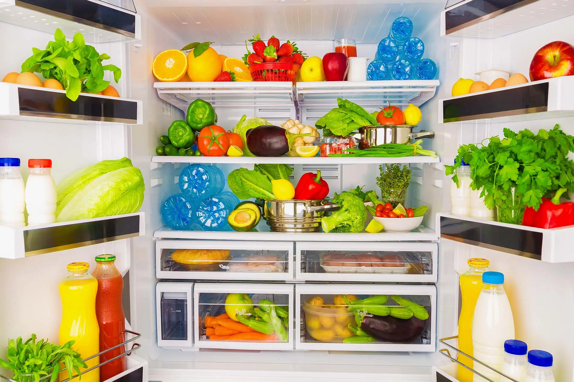 Tre giovani innovatori trasformano la vita domestica: ecco il frigo che non ha bisogno di elettricità Immagine selezionata