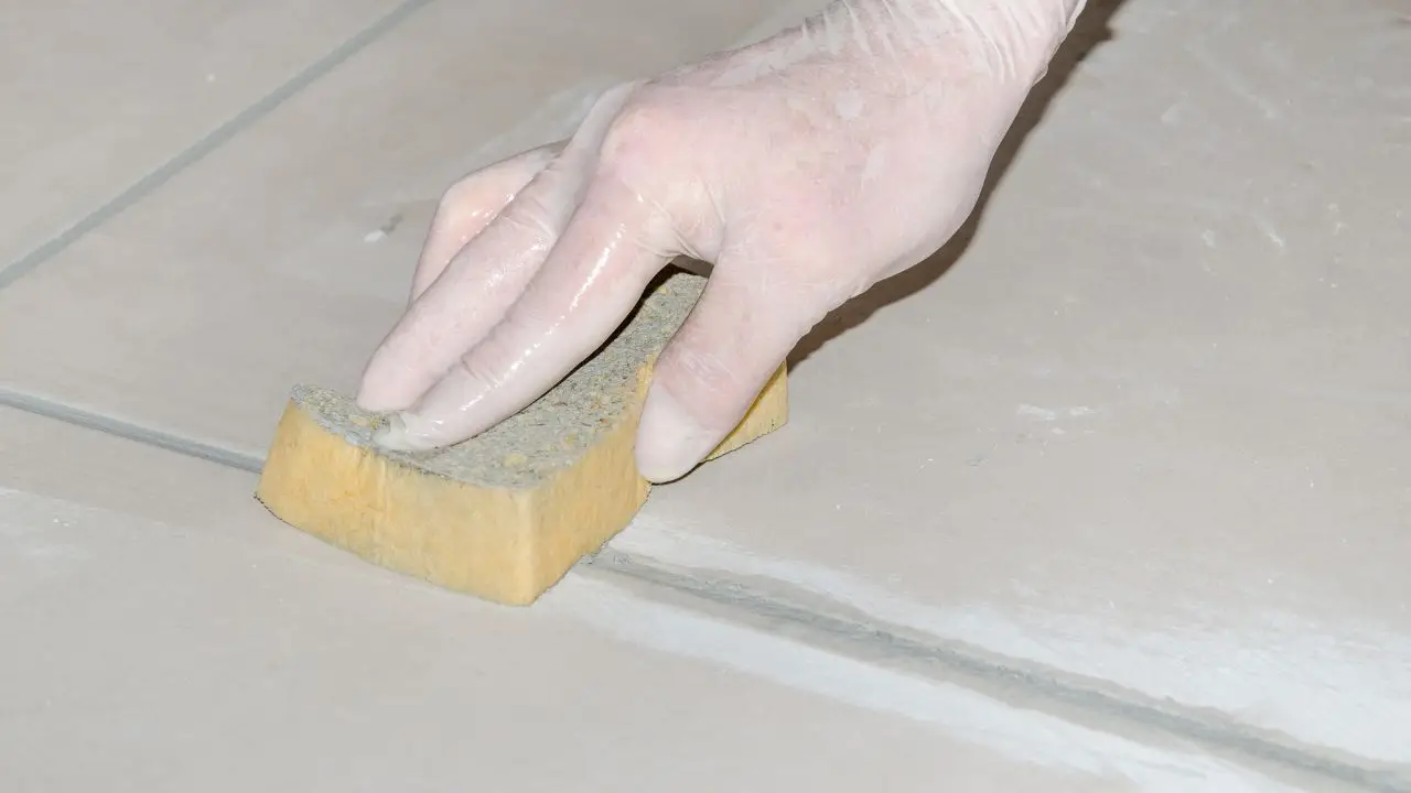 Come pulire le fughe delle piastrelle in modo naturale secondo gli esperti