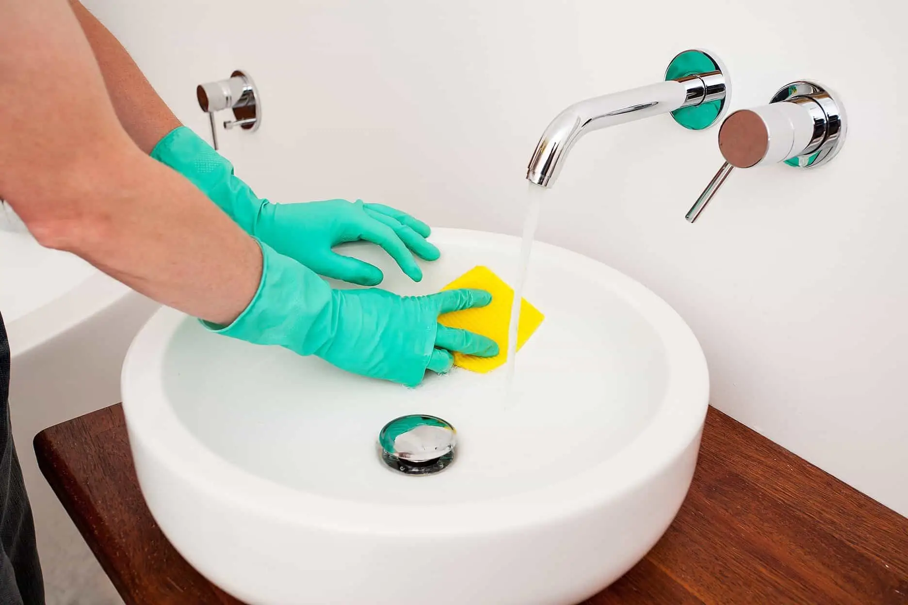 Il segreto della nonna per un bagno splendente: ti bastano pochi minuti e un solo prodotto Immagine selezionata