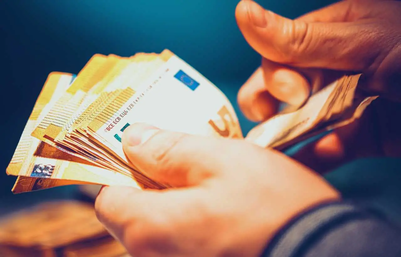 Contanti e carte al tramonto: la nuova rivoluzione dei pagamenti pronta a trasformare ogni acquisto Immagine selezionata