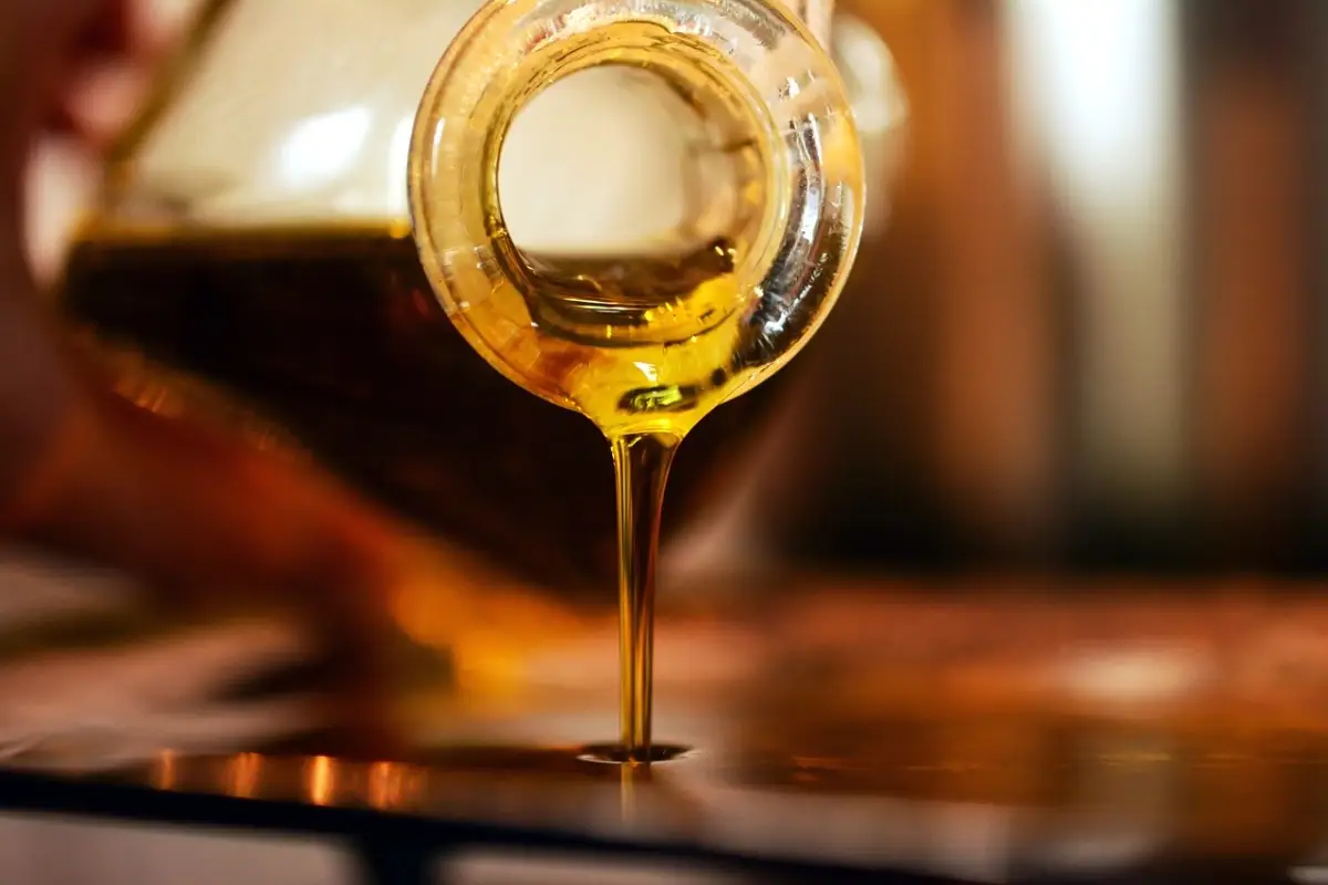Il metodo rapido per eliminare le macchie di olio dal pavimento Il metodo rapido per eliminare le macchie di olio dal pavimento
