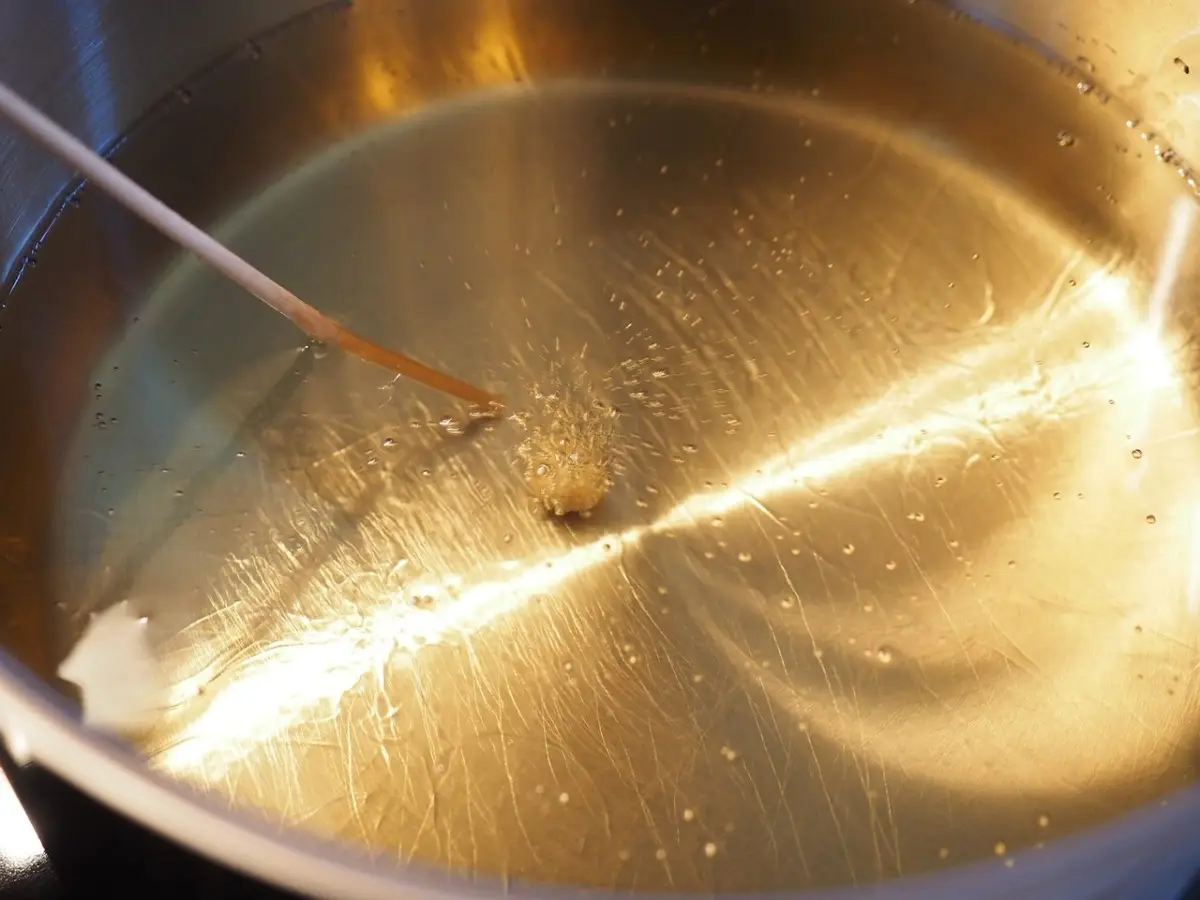 Odore di frittura in casa: il trucco usato nei ristoranti per eliminarlo in pochi minuti Odore di frittura in casa: il trucco usato nei ristoranti per eliminarlo in pochi minuti
