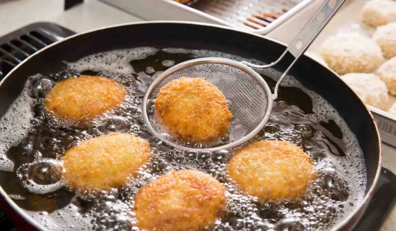 Odore di frittura in casa: il trucco usato nei ristoranti per eliminarlo in pochi minuti Odore di frittura in casa: il trucco usato nei ristoranti per eliminarlo in pochi minuti