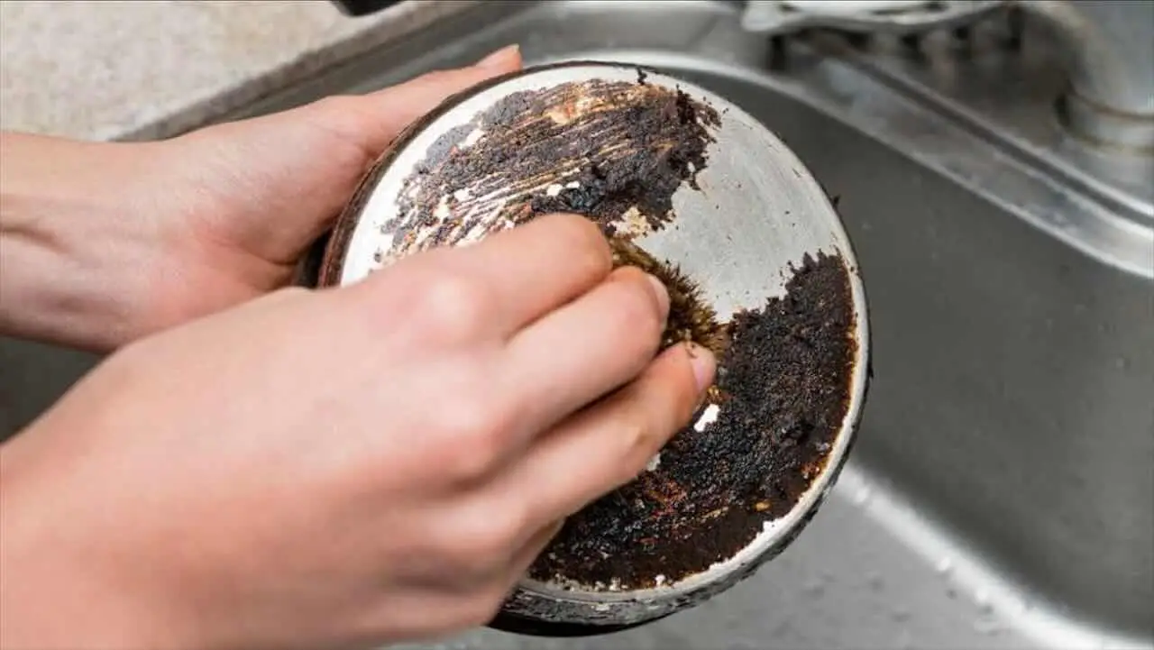 Fondo pentole bruciate: come pulirlo efficacemente con metodi pratici Fondo pentole bruciate: come pulirlo efficacemente con metodi pratici