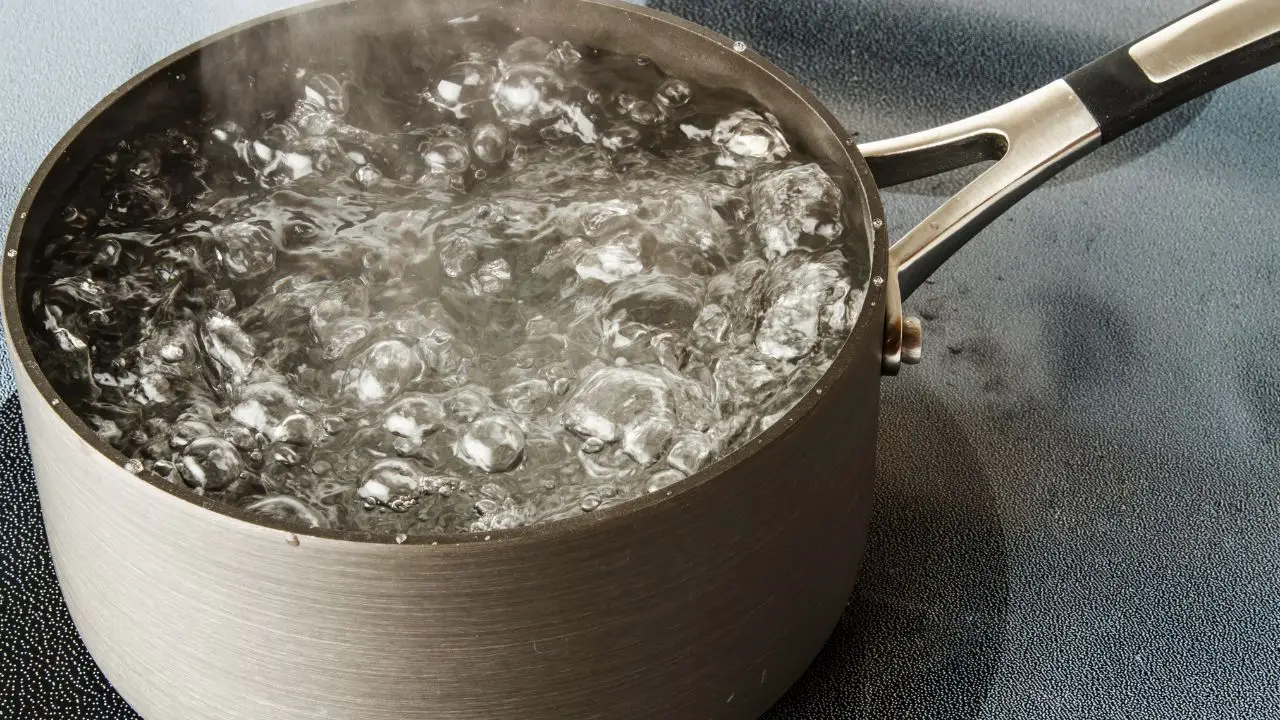 Non buttare l’acqua di cottura della pasta: usala così in casa Non buttare l’acqua di cottura della pasta: usala così in casa