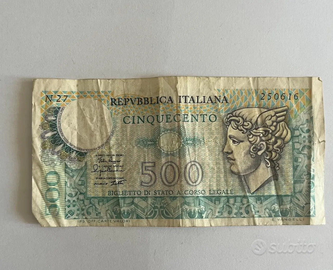 Astuzie per riconoscere una banconota rara: i dettagli da osservare prima di vendere SC - Lente d’ingrandimento su dettaglio banconota