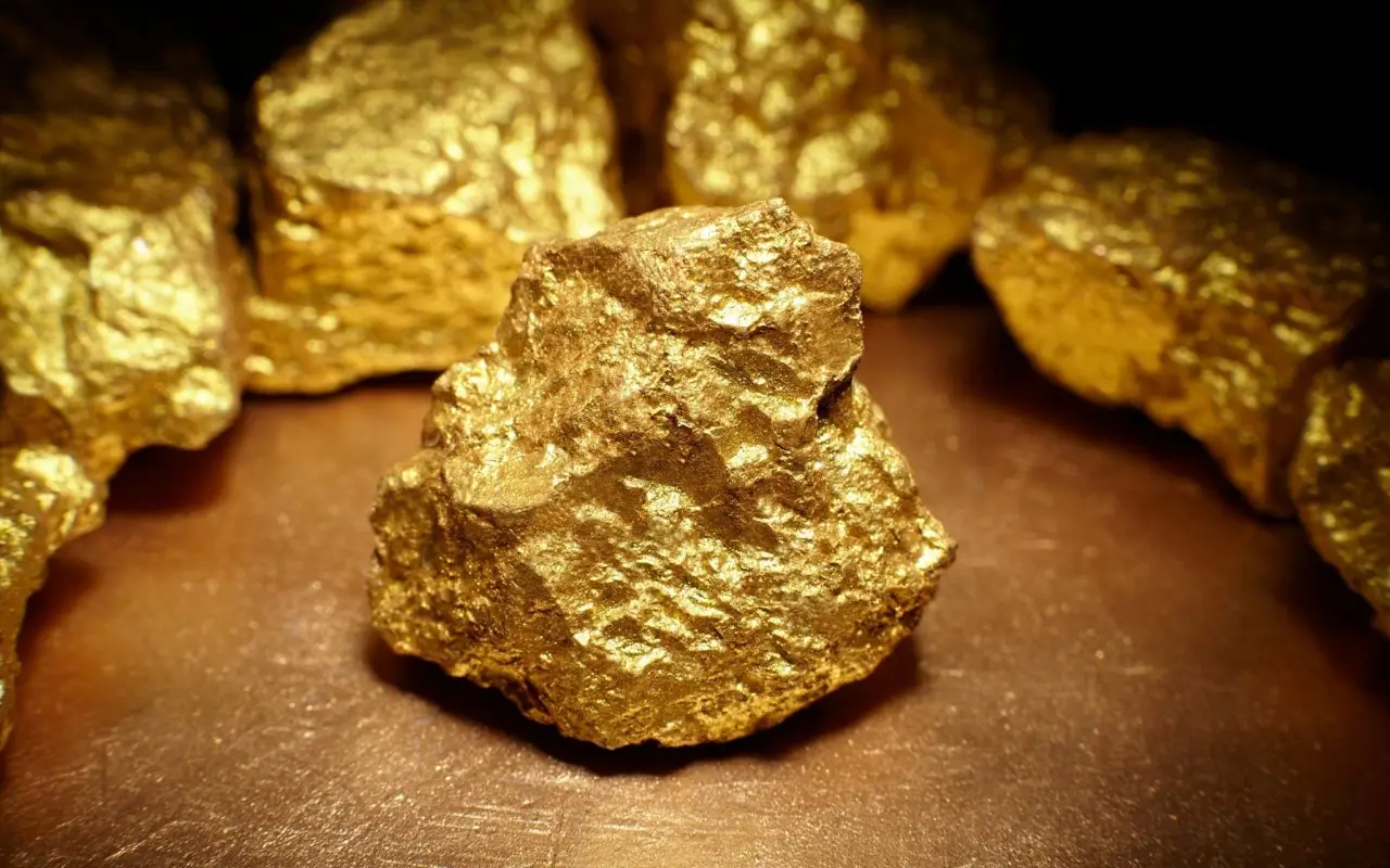 Investire in oro fisico: ecco quando conviene davvero SP - Lingotti d’oro su tavolo