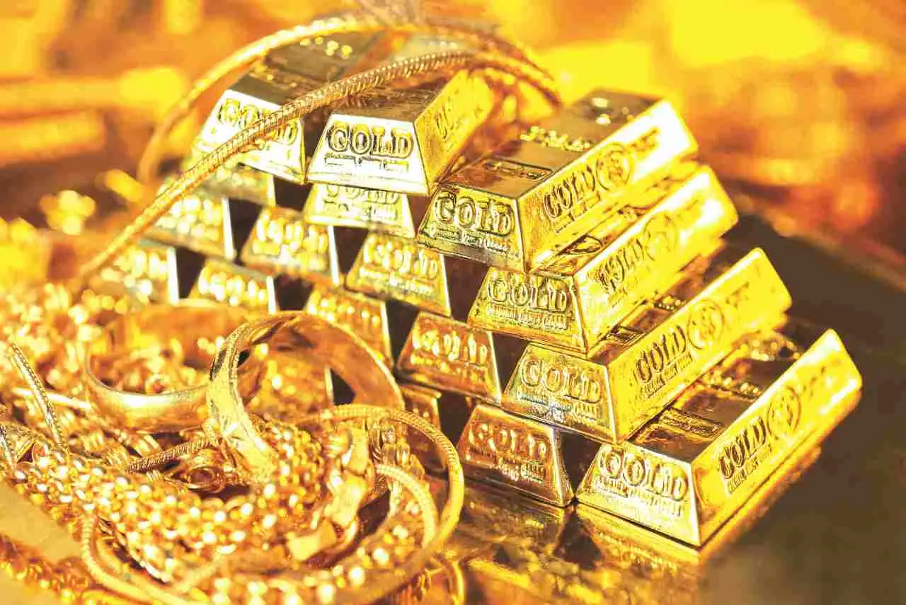 Investire in oro fisico: ecco quando conviene davvero SP - Lingotti d’oro su tavolo