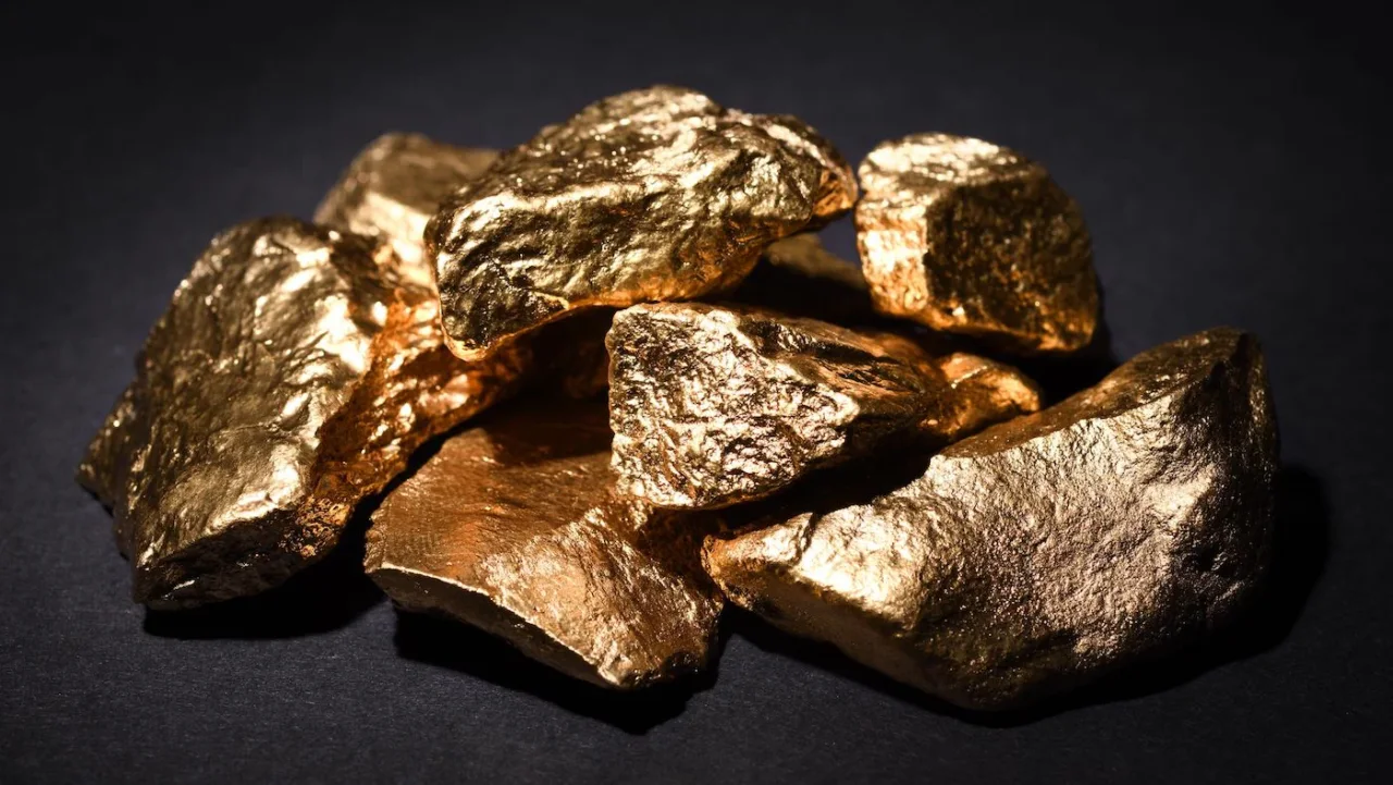 Investire in oro fisico: ecco quando conviene davvero SP - Lingotti d’oro su tavolo