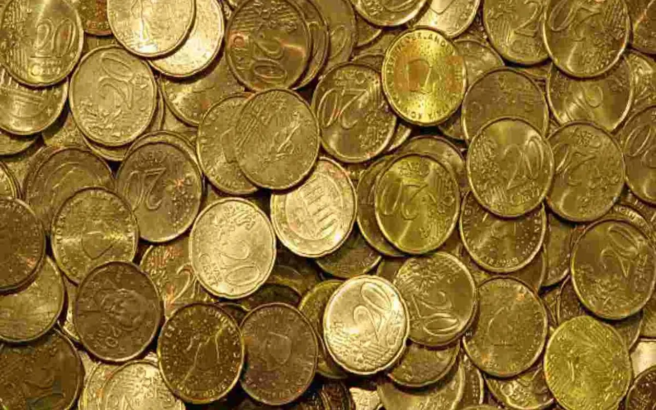 Investire in oro fisico: ecco quando conviene davvero SP - Lingotti d’oro su tavolo