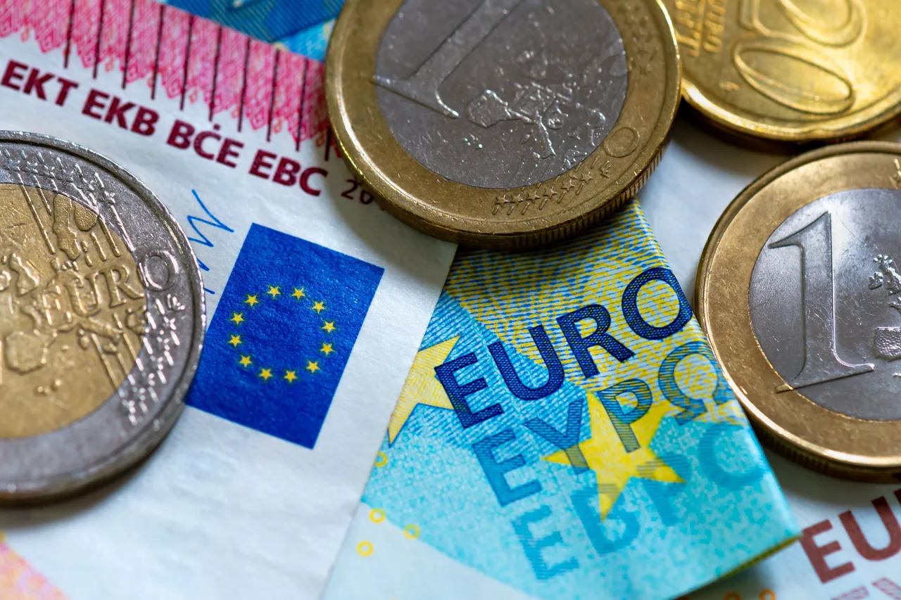 Come distinguere una banconota autentica dalle imitazioni: guida ufficiale SC - Lente d’ingrandimento su banconota