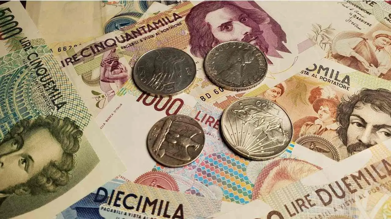 Consigli di un numismatico su come vendere una collezione di vecchie lire SC - Numismatico che mostra banconote ai principianti