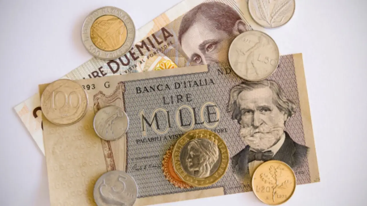 Consigli di un numismatico su come vendere una collezione di vecchie lire SC - Numismatico che mostra banconote ai principianti