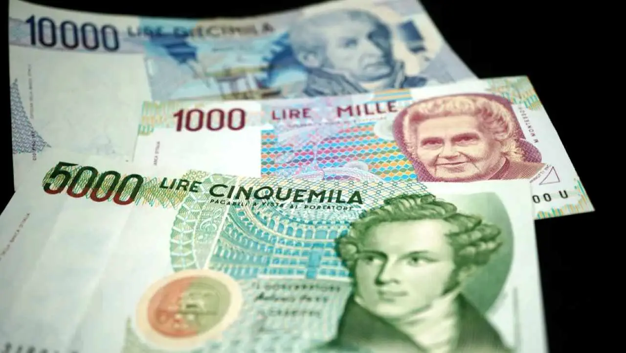 Consigli di un numismatico su come vendere una collezione di vecchie lire SC - Numismatico che mostra banconote ai principianti