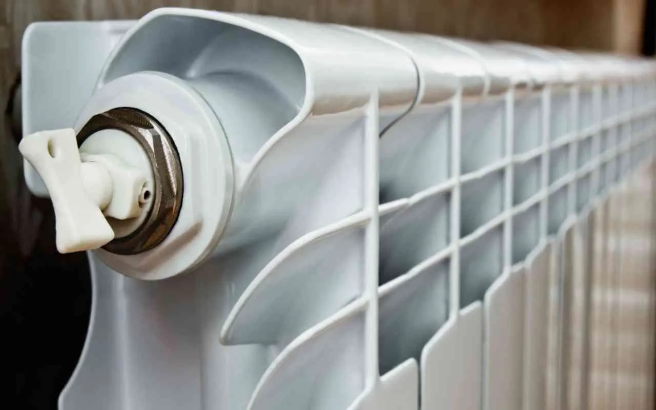 Come eliminare la polvere dai termosifoni prima dell’estate: il metodo rapido dell’igienista Come eliminare la polvere dai termosifoni prima dell’estate: il metodo rapido dell’igienista