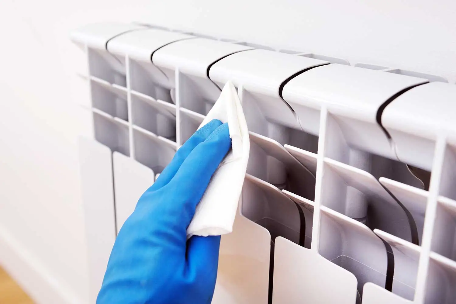 Come eliminare la polvere dai termosifoni prima dell’estate: il trucco dell’allergologo per giugno Come eliminare la polvere dai termosifoni prima dell’estate: il trucco dell’allergologo per giugno
