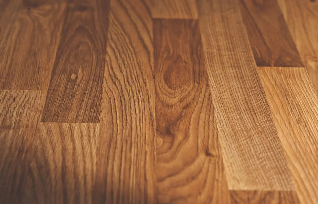 Il trucco per mantenere il parquet lucido e protetto dal caldo: la soluzione dell’esperto per giugno Il trucco per mantenere il parquet lucido e protetto dal caldo: la soluzione dell’esperto per giugno