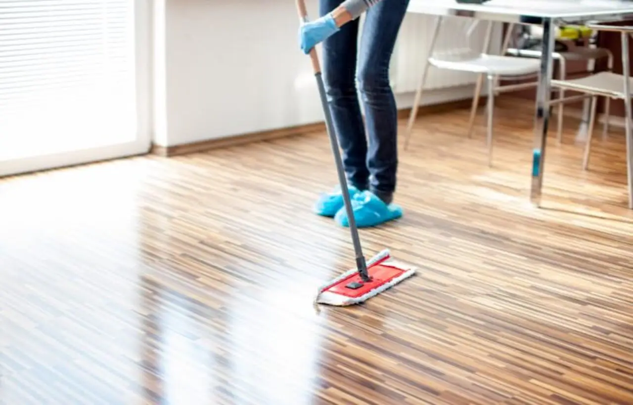 Il trucco per mantenere il parquet lucido e protetto dal caldo: la soluzione dell’esperto per giugno Il trucco per mantenere il parquet lucido e protetto dal caldo: la soluzione dell’esperto per giugno