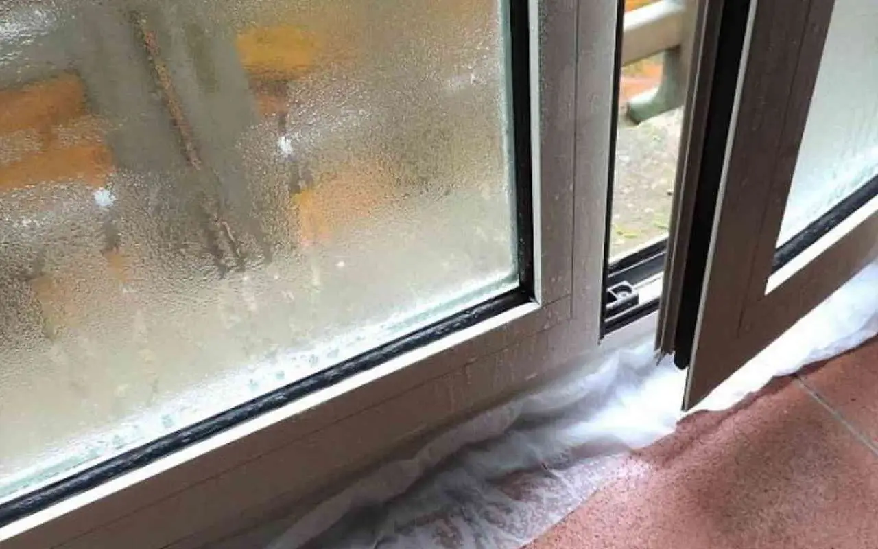 Come eliminare la condensa dalle finestre in estate: il trucco dell’architetto per giugno Come eliminare la condensa dalle finestre in estate: il trucco dell’architetto per giugno