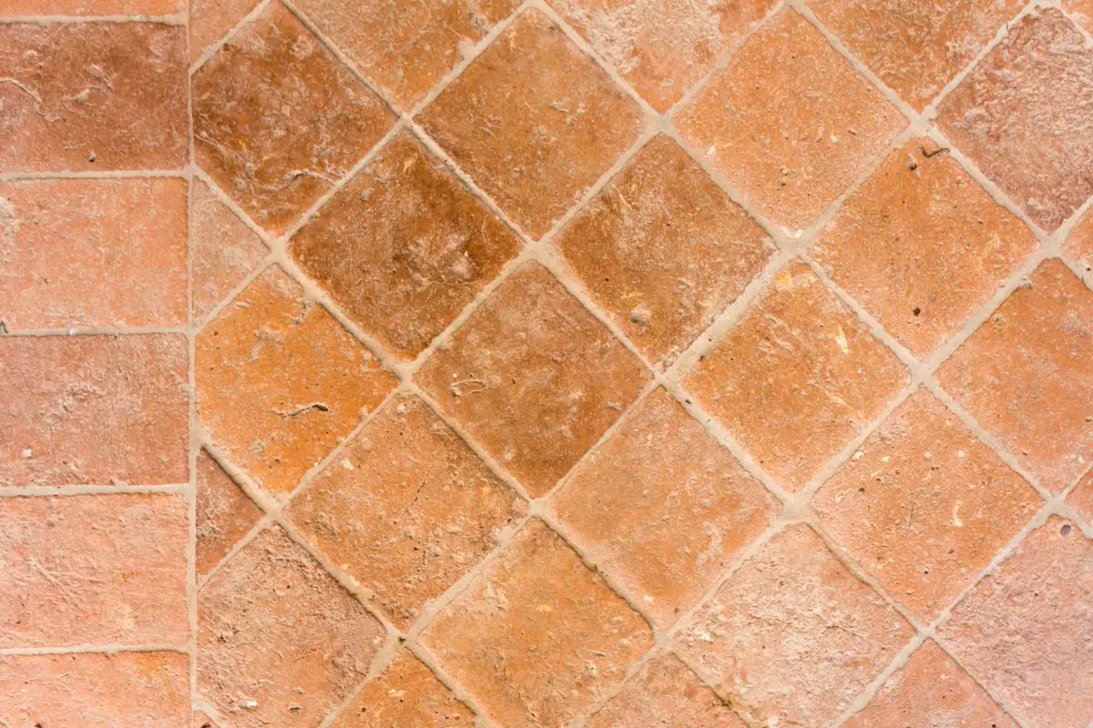 Ecco il metodo rapido per pulire le fughe delle piastrelle in cucina senza prodotti chimici: la guida del tecnico Ecco il metodo rapido per pulire le fughe delle piastrelle in cucina senza prodotti chimici: la guida del tecnico