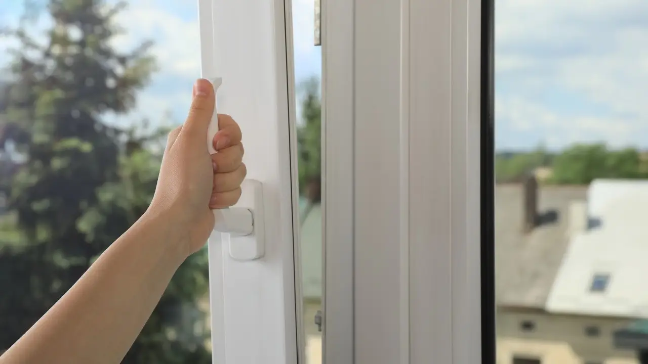 Proteggi gli infissi dal caldo estivo: la strategia dell’architetto per finestre efficienti a giugno Proteggi gli infissi dal caldo estivo: la strategia dell’architetto per finestre efficienti a giugno