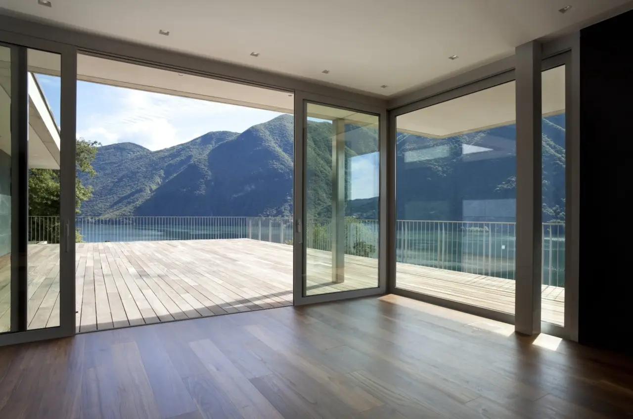 Proteggi gli infissi dal caldo estivo: la strategia dell’architetto per finestre efficienti a giugno Proteggi gli infissi dal caldo estivo: la strategia dell’architetto per finestre efficienti a giugno